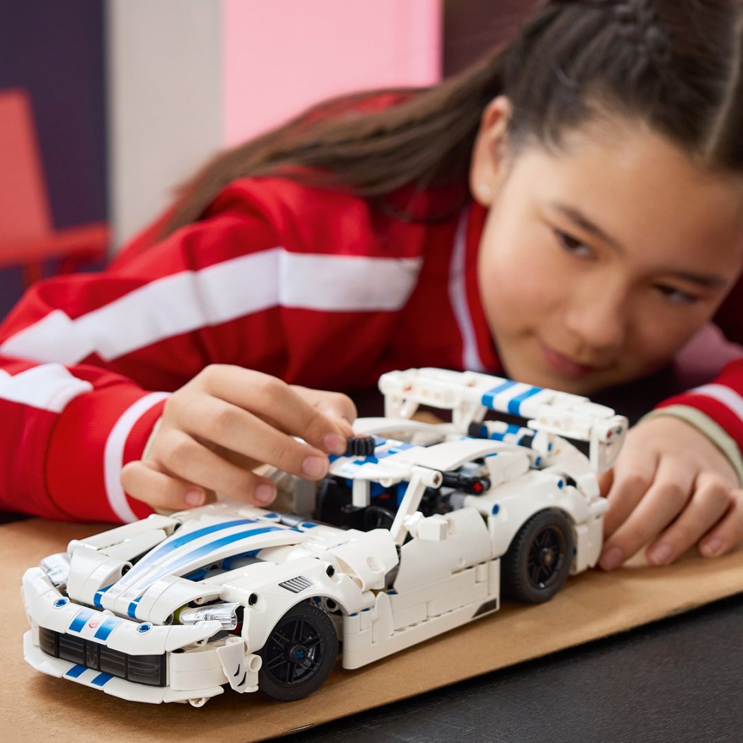 Конструктор LEGO Technic Спорткар Dodge Viper GTS-R 42234, деталей 805 шт купить,52325