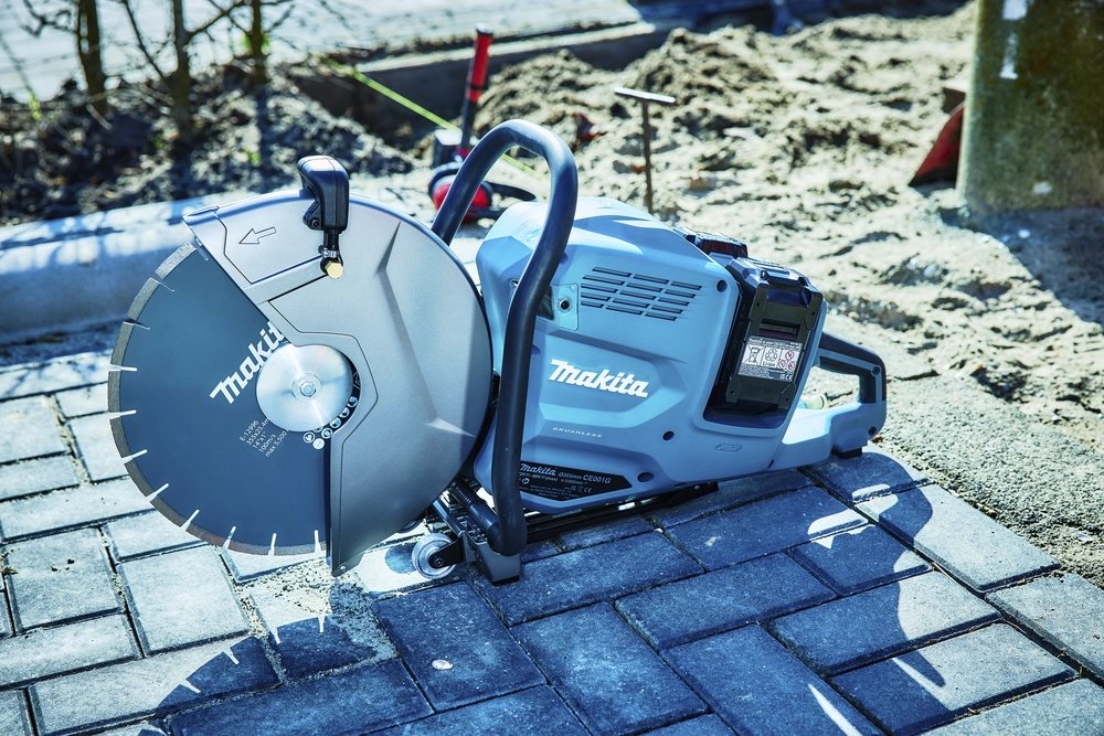 Дисковая пила Makita CE001GZ(R), аккумуляторная купить,499300