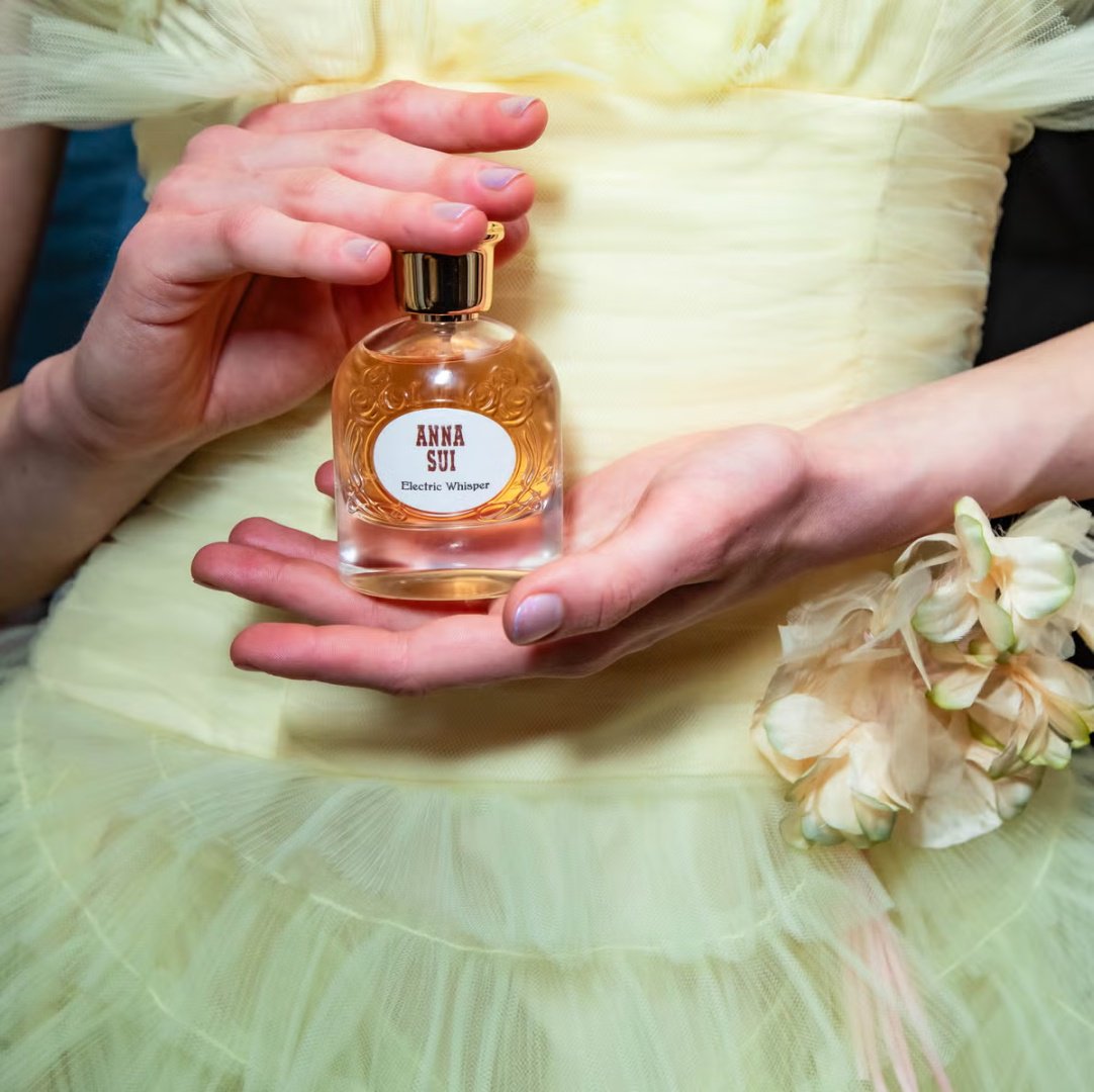 ANNA SUI Electric Whisper парфюмерная вода EDP 50 мл, для женщин - ForteMarket ANNA SUI Electric Whisper парфюмерная вода EDP 50 мл, для женщин купить,49990