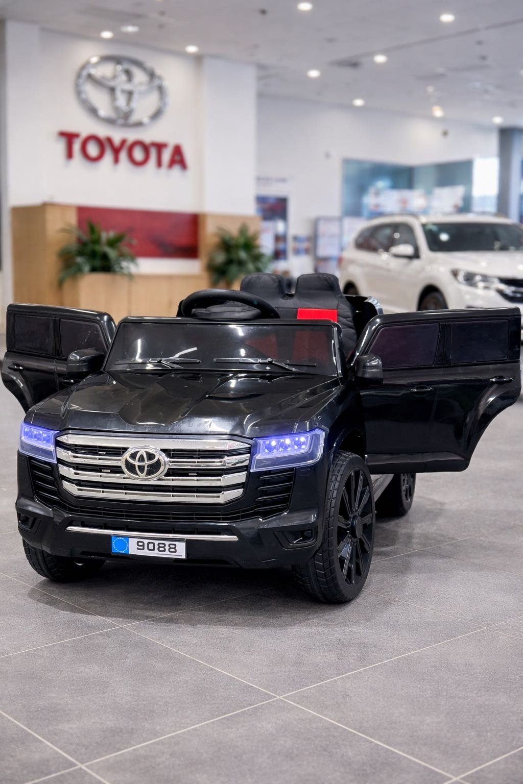 ESCON Toyota Land Cruiser 300 4WD 9088 черный купить,68000