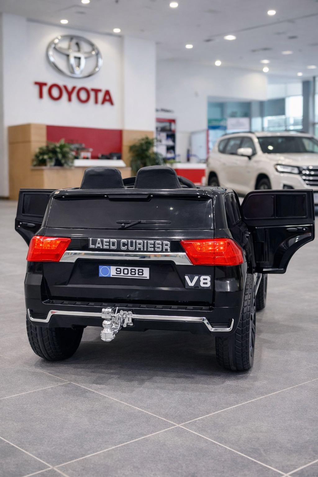 ESCON Toyota Land Cruiser 300 4WD 9088 черный купить,68000