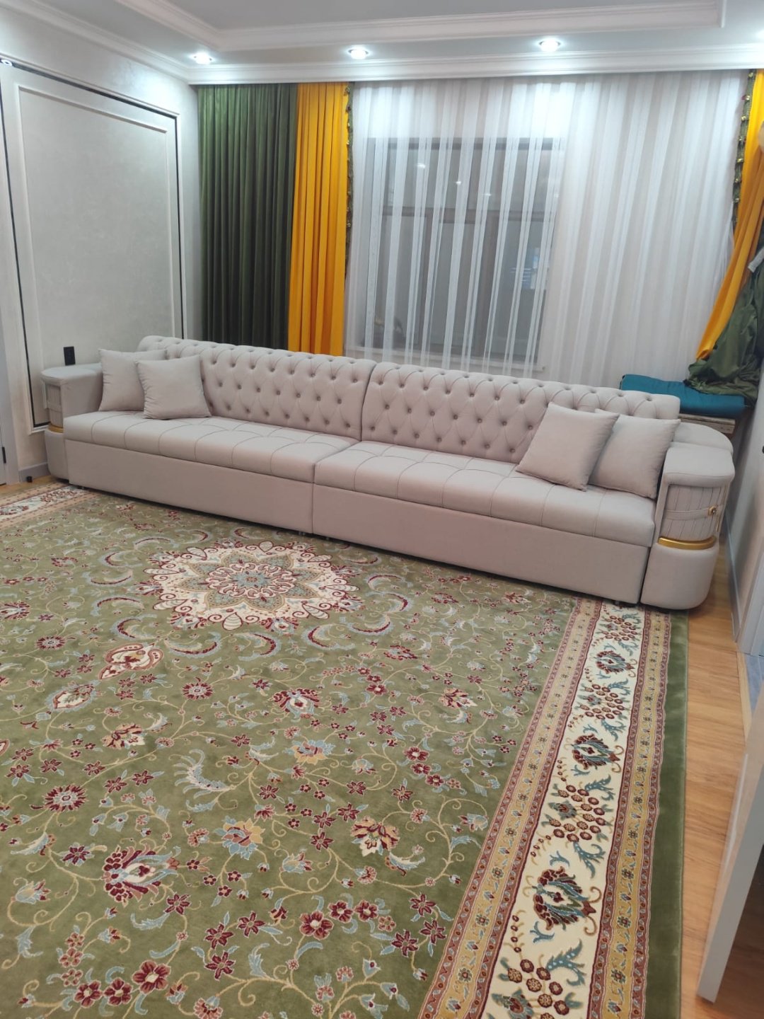 Диван ABYLAI MEBEL Честер, 400х90 см, обивка велюр, бежевый купить,NaN