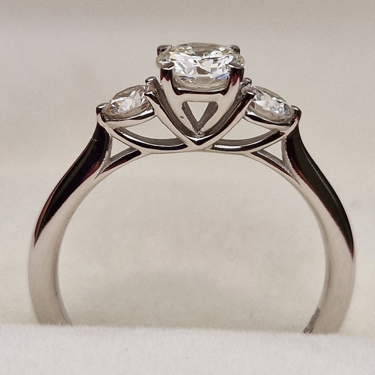Кольцо Deimantas 98883076 16,5р 2,35гр 0,78ct. купить,NaN