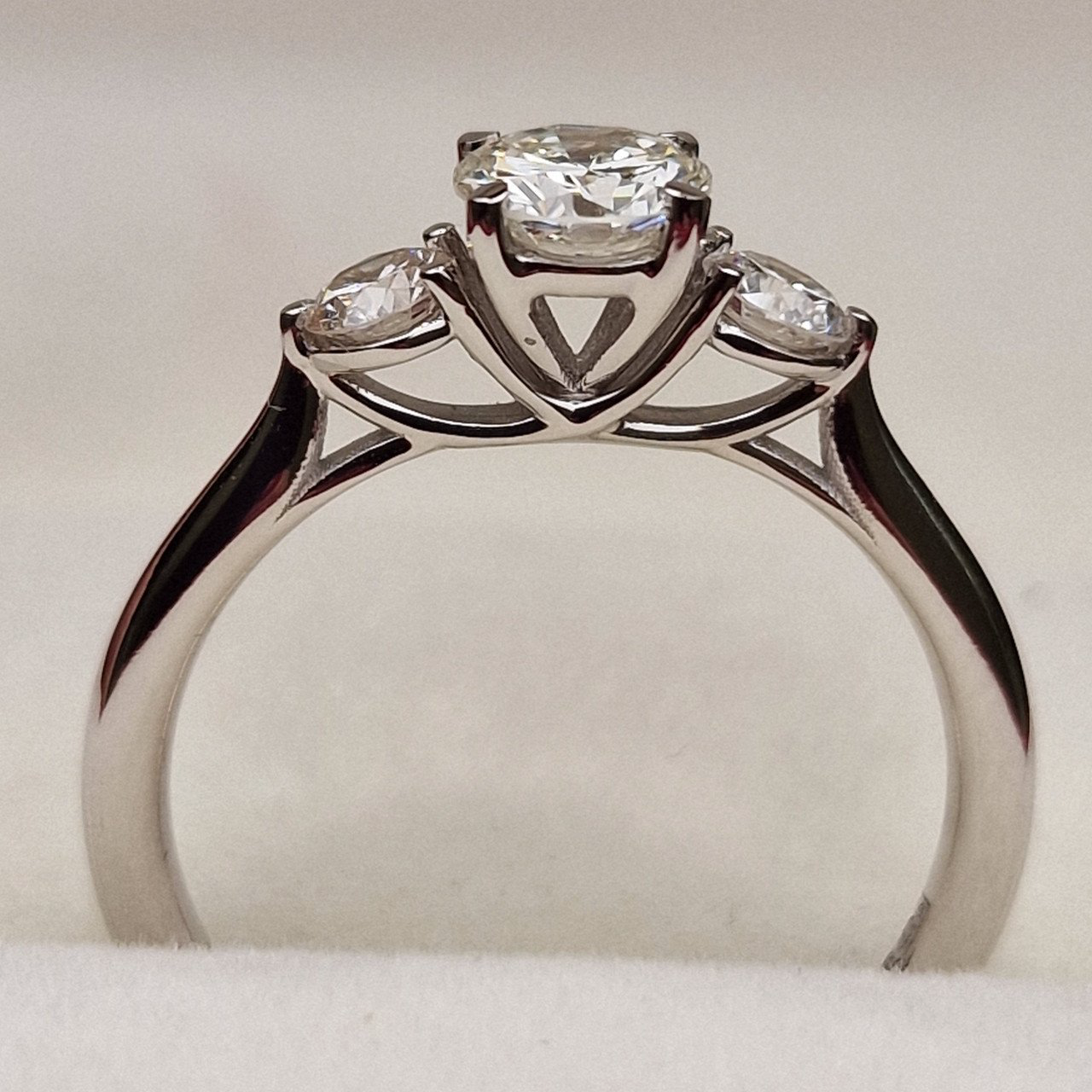 Кольцо Deimantas 98883076 16,5р 2,35гр 0,78ct. купить,NaN