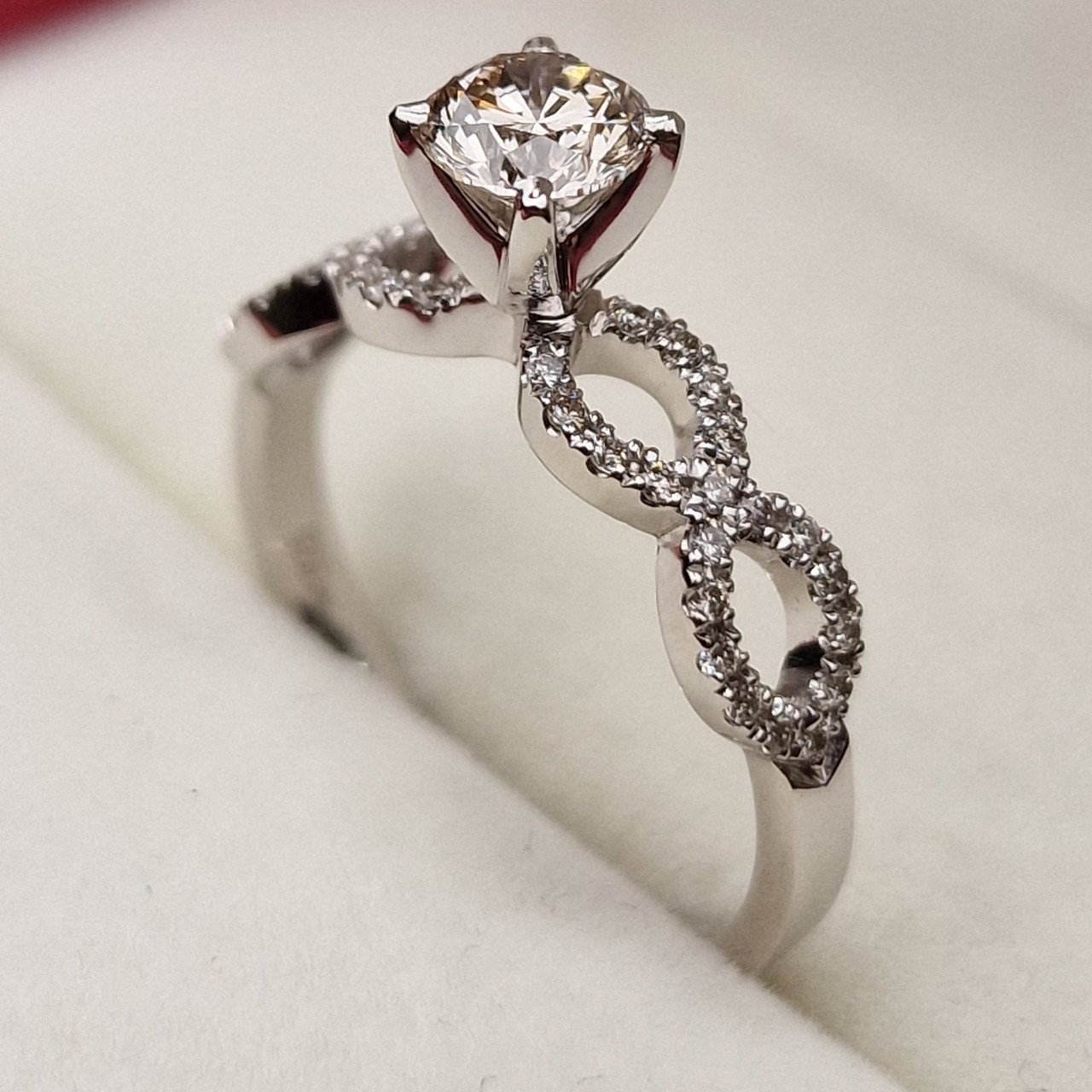 Кольцо Deimantas 98883795 17р 2,7гр 0,67ct. купить,NaN