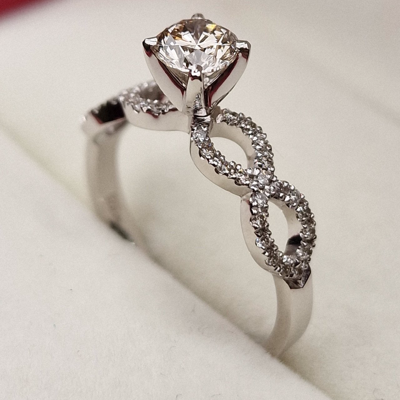 Кольцо Deimantas 98883795 17р 2,7гр 0,67ct. купить,NaN