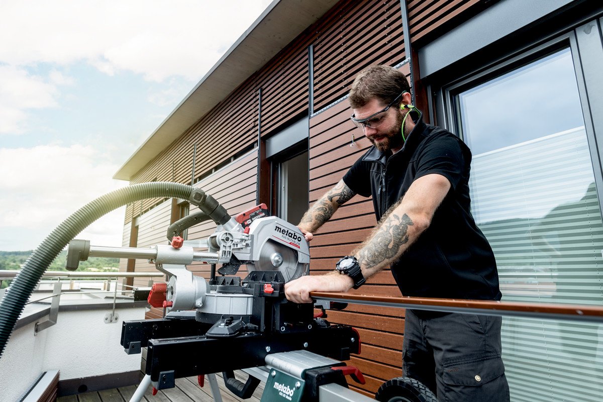 Пила торцовочная Metabo KGS 18 LTX BL 216 (614216850) купить,NaN