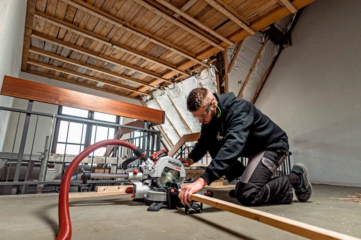 Пила торцовочная Metabo KGS 18 LTX BL 216 (614216850) купить,NaN