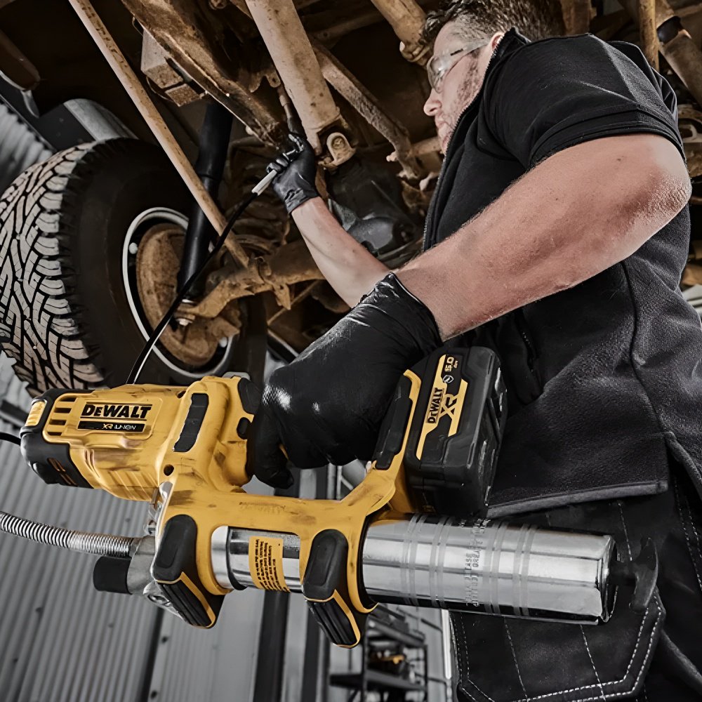 Плунжерный шприц DeWALT аккумуляторный DCGG581N-XJ 400 куб. см 680 атм купить,NaN