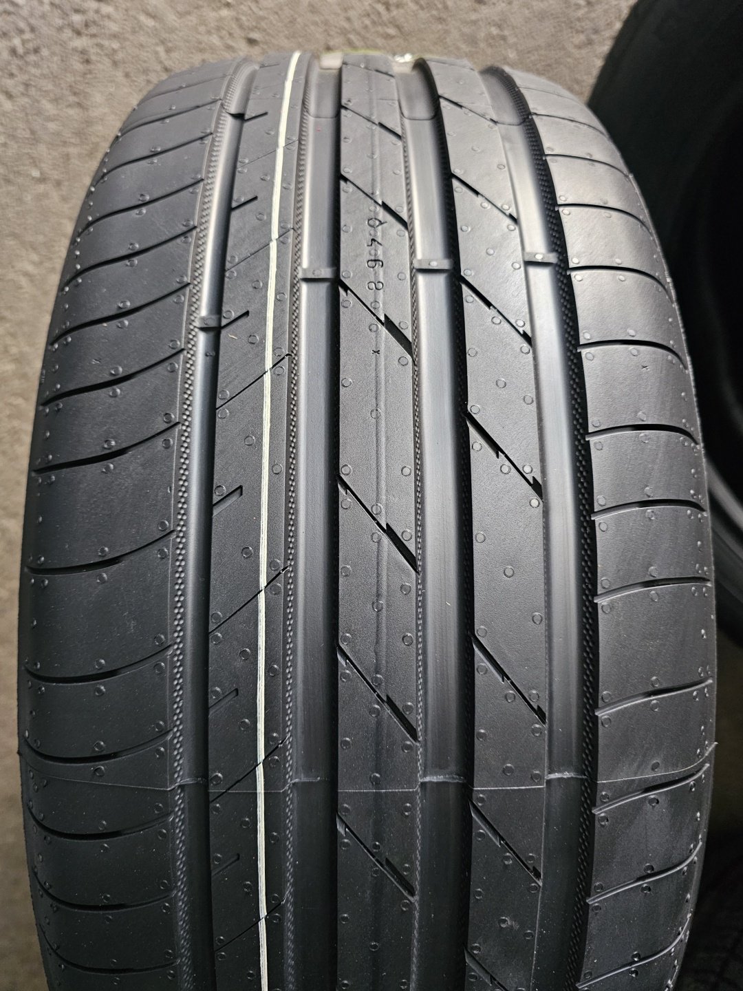 Nokian Hakka Black 3 235/45 R18 98 W без шипов купить,NaN