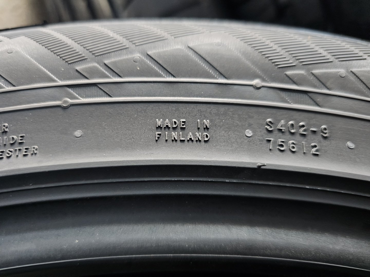 Nokian Hakka Black 3 235/45 R18 98 W без шипов купить,NaN