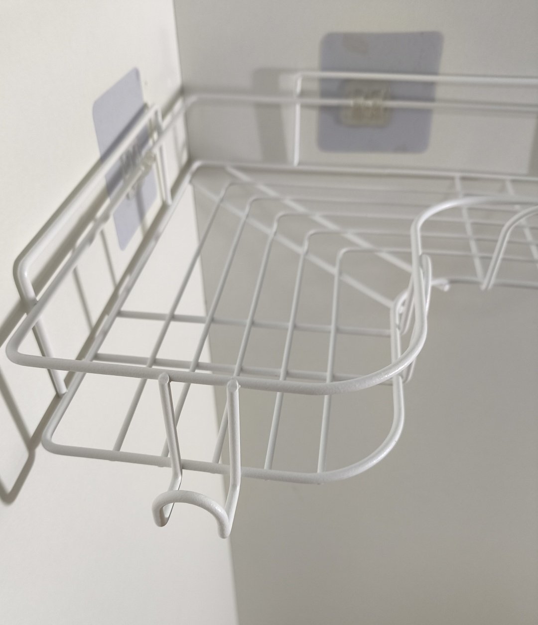 Полка для ванной П24432 с вешалками Sanflor, угловая, белый муар