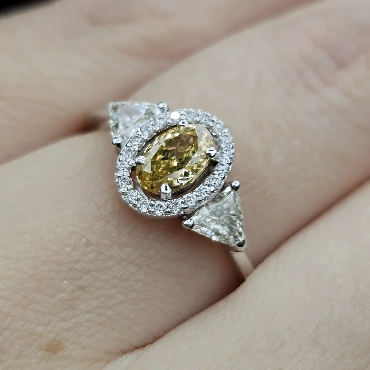 Кольцо Deimantas 113848096 18р 0,51ct 0,37ct 0,15ct. купить,NaN