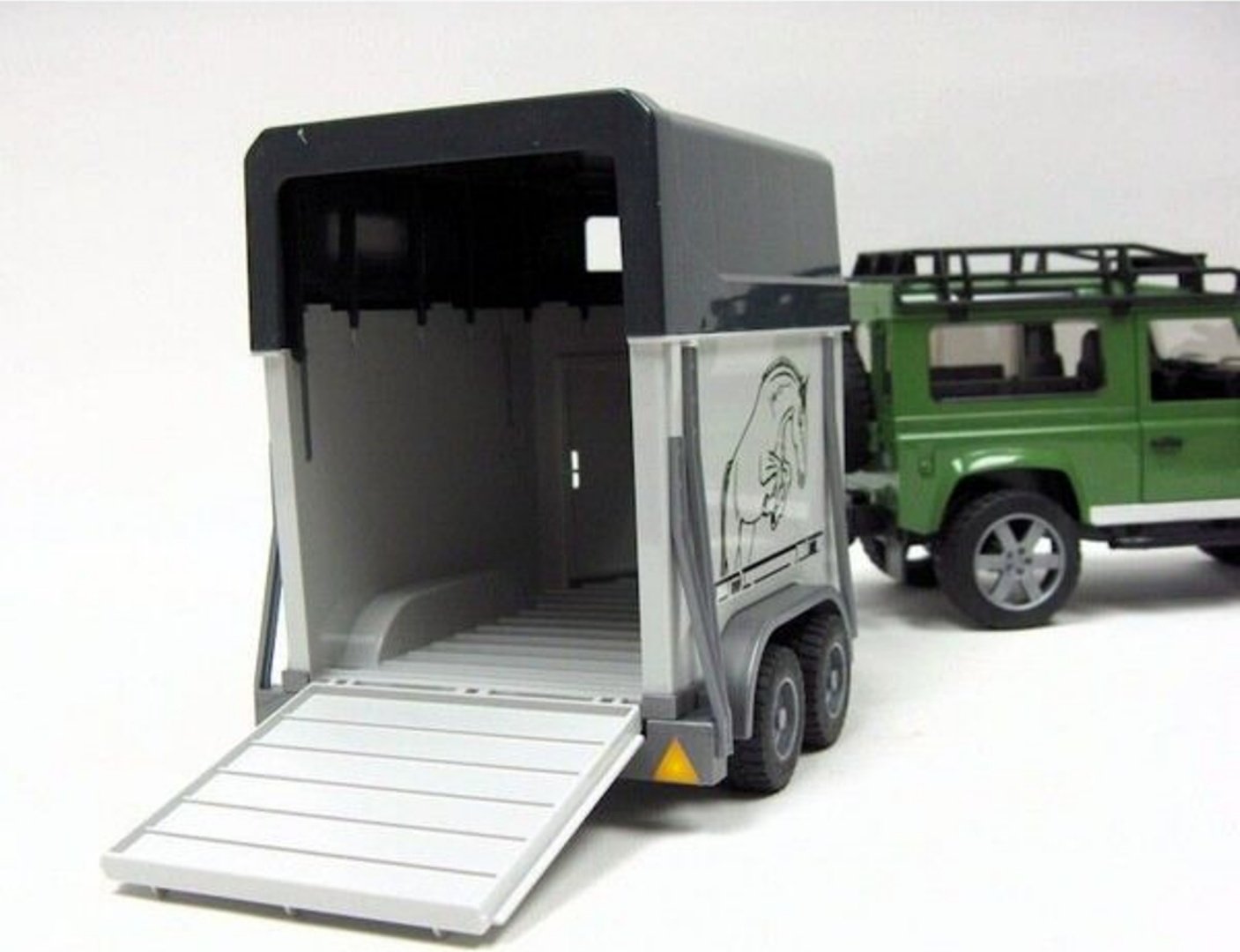 Внедорожник Bruder Внедорожник Land Rover Defender мультиколор