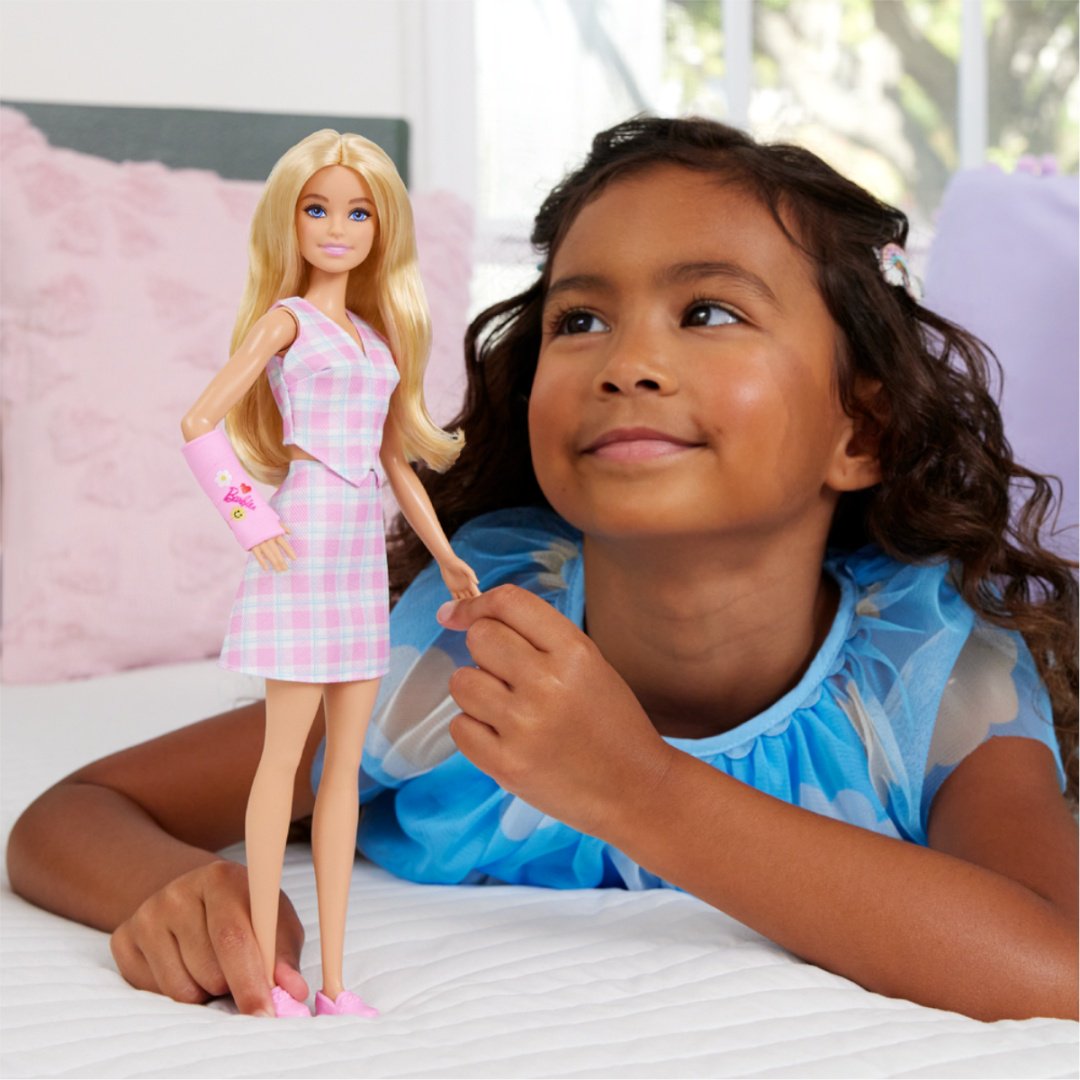 Кукла-модель Barbie Barbie Fashionistas Блондинка с гипсом на руке 29 см купить,NaN
