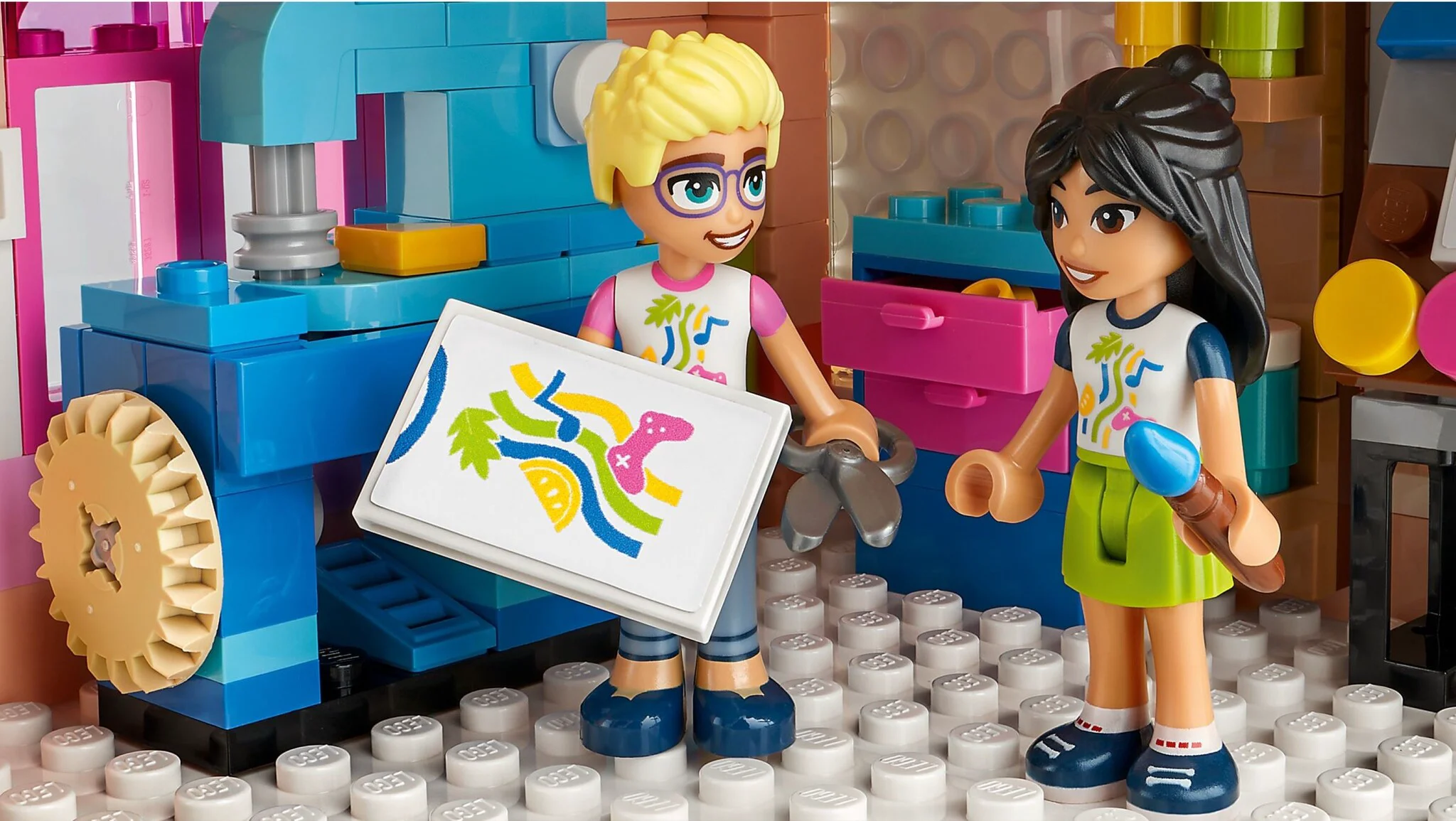Конструктор LEGO Подружки Многоэтажный дом Хартлейк-Сити 41748
