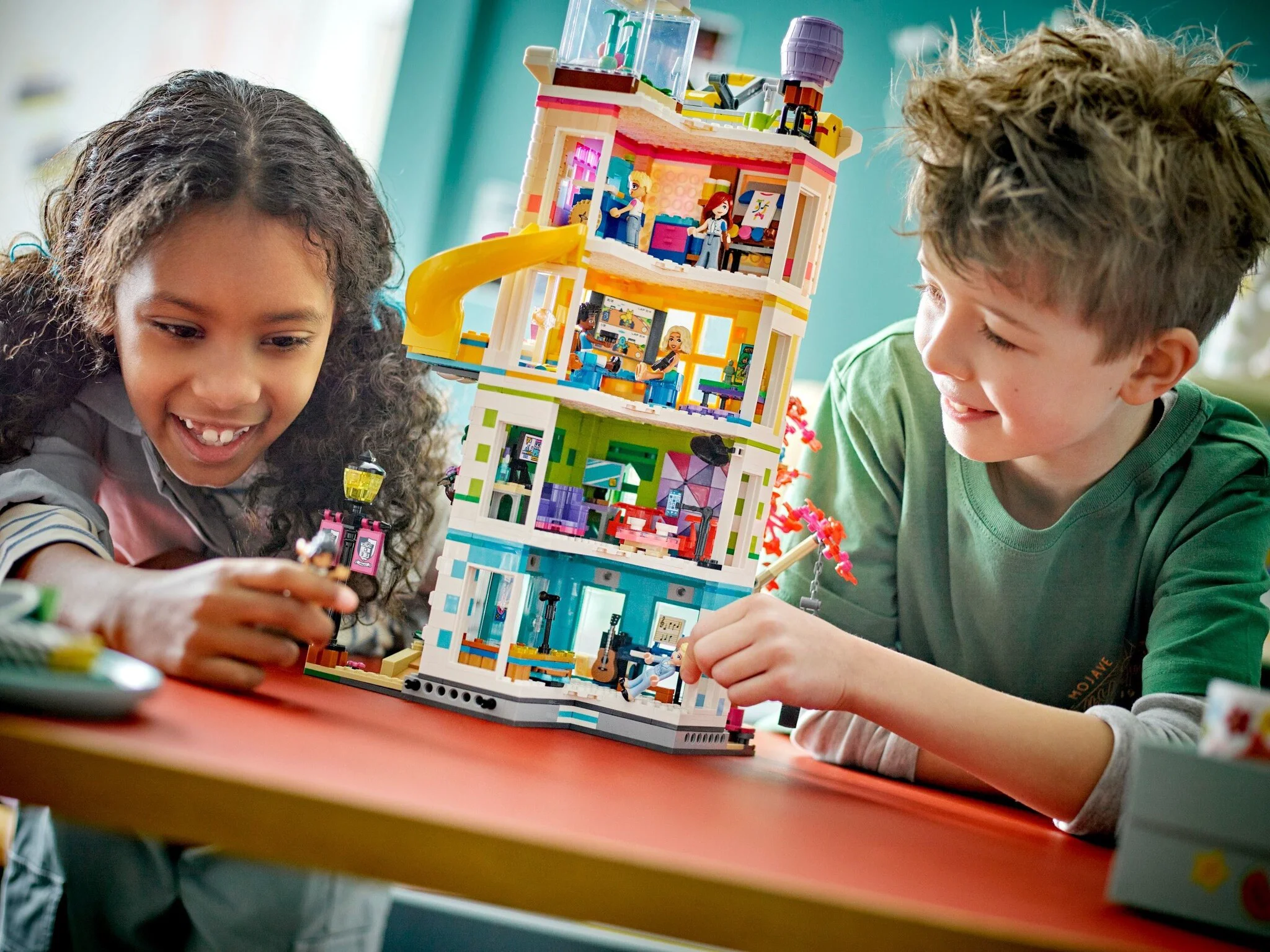 Конструктор LEGO Подружки Многоэтажный дом Хартлейк-Сити 41748 купить,NaN
