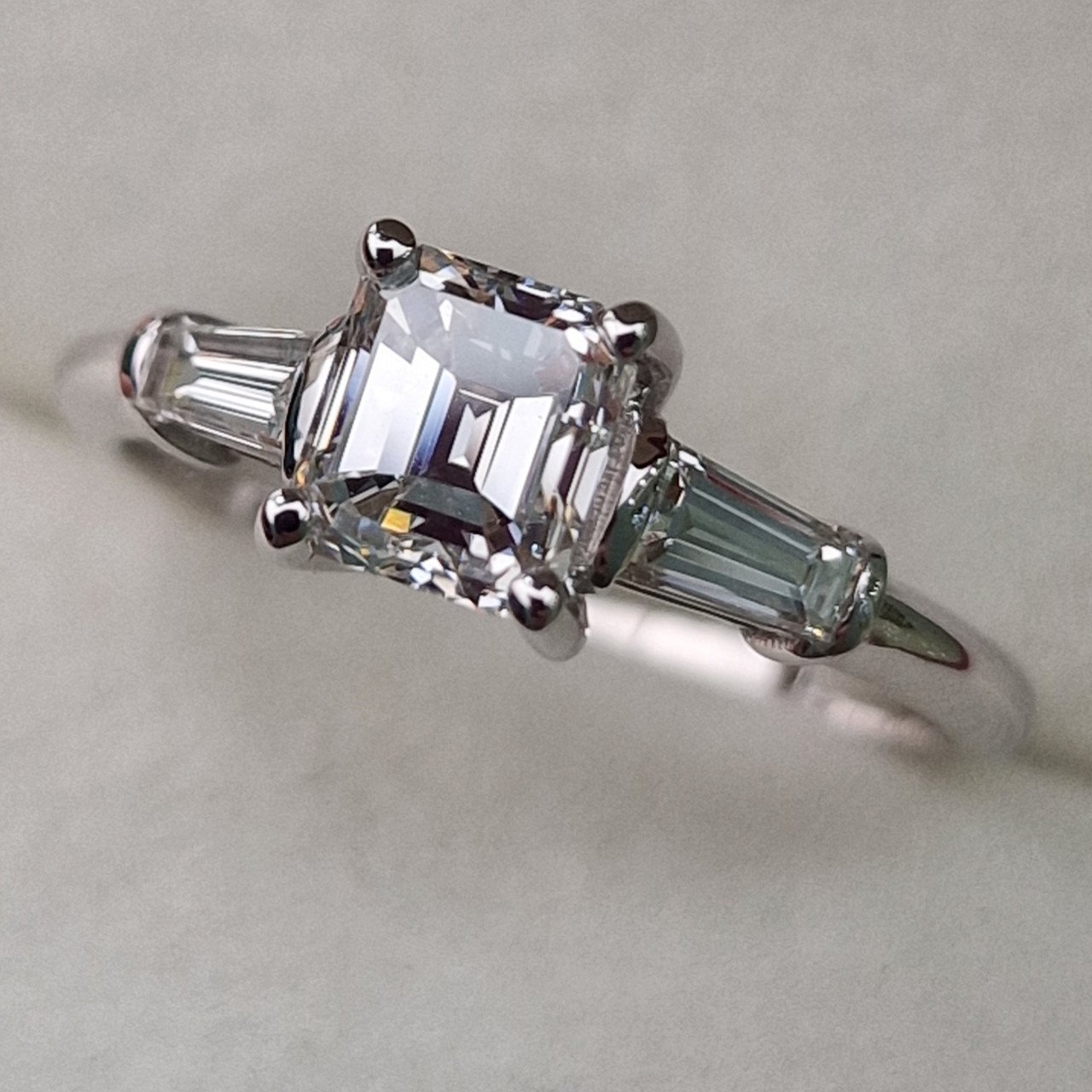 Кольцо Deimantas 99241363 18р 3,12гр 1,36ct. купить,NaN