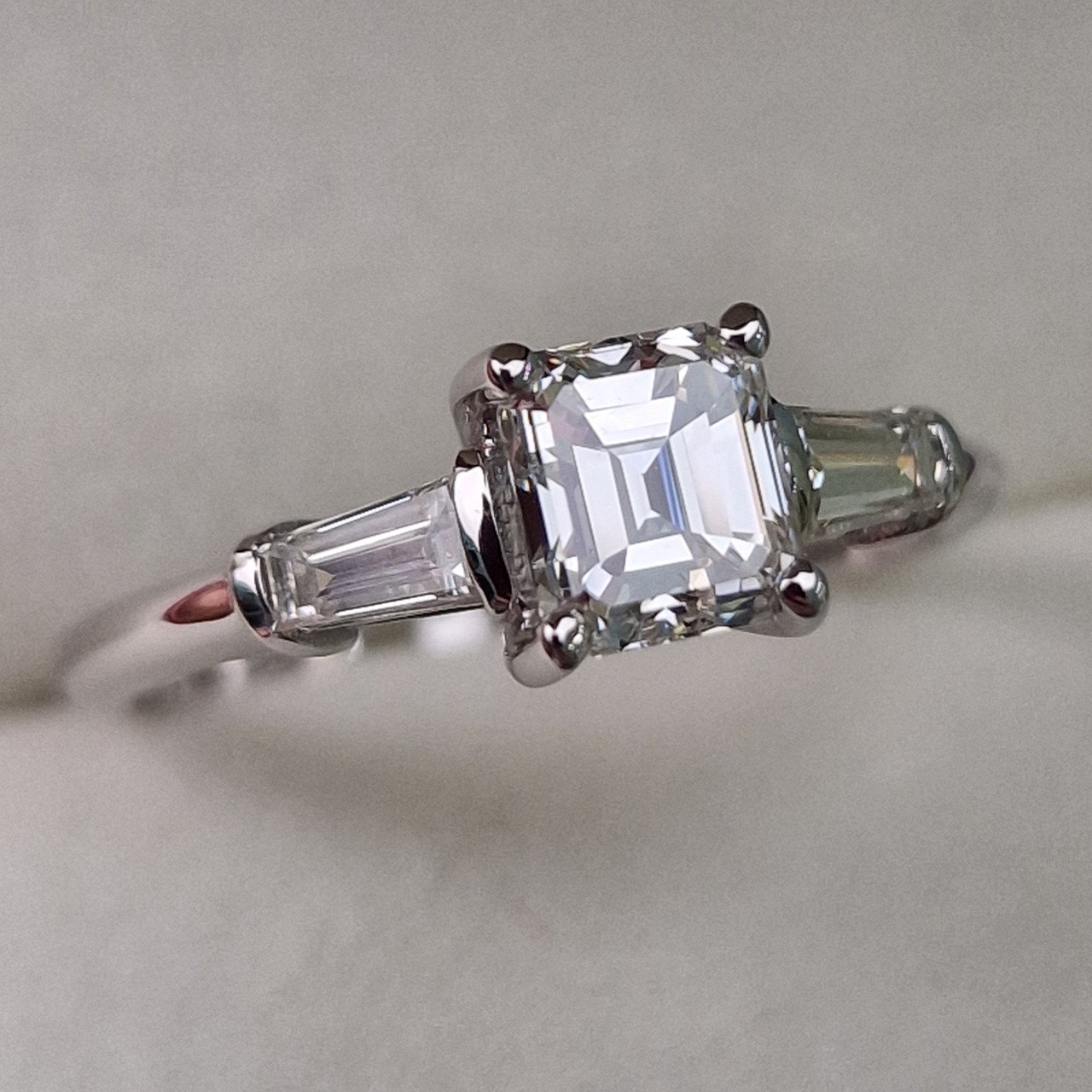 Кольцо Deimantas 99241363 18р 3,12гр 1,36ct. купить,NaN