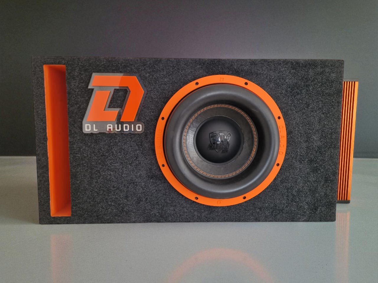 Сабвуфер DL Audio Gryphon PRO 12 v3 в корпусе с усилителем DL Audio Anaconda 1.800