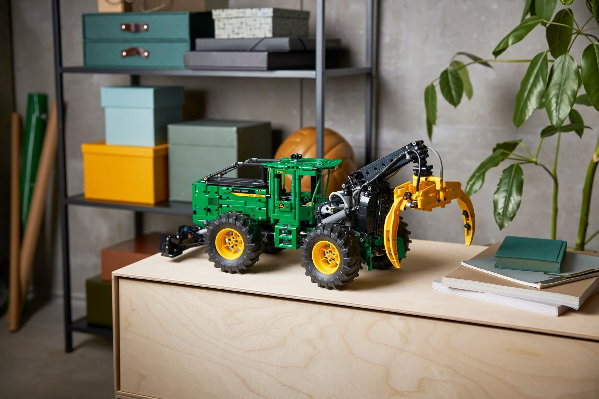 Конструктор LEGO Техник Трелевочный трактор John Deere 948L-II 42157  купить,NaN