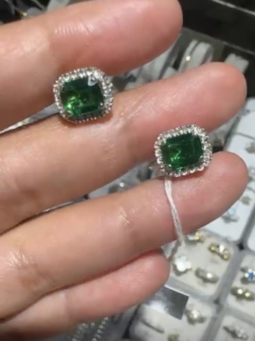 Пусеты Exclusive Gold Erevan74678 вес 4 г золото, бриллиант, изумруд купить,NaN