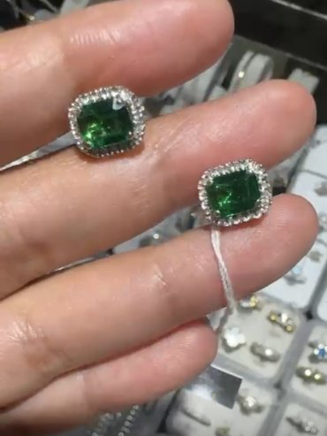 Пусеты Exclusive Gold Erevan74678 вес 4 г золото, бриллиант, изумруд купить,NaN