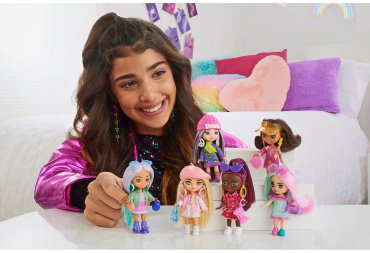Кукла-модель BARBIE Мини в университетской куртке HLN480, 14 см купить,NaN