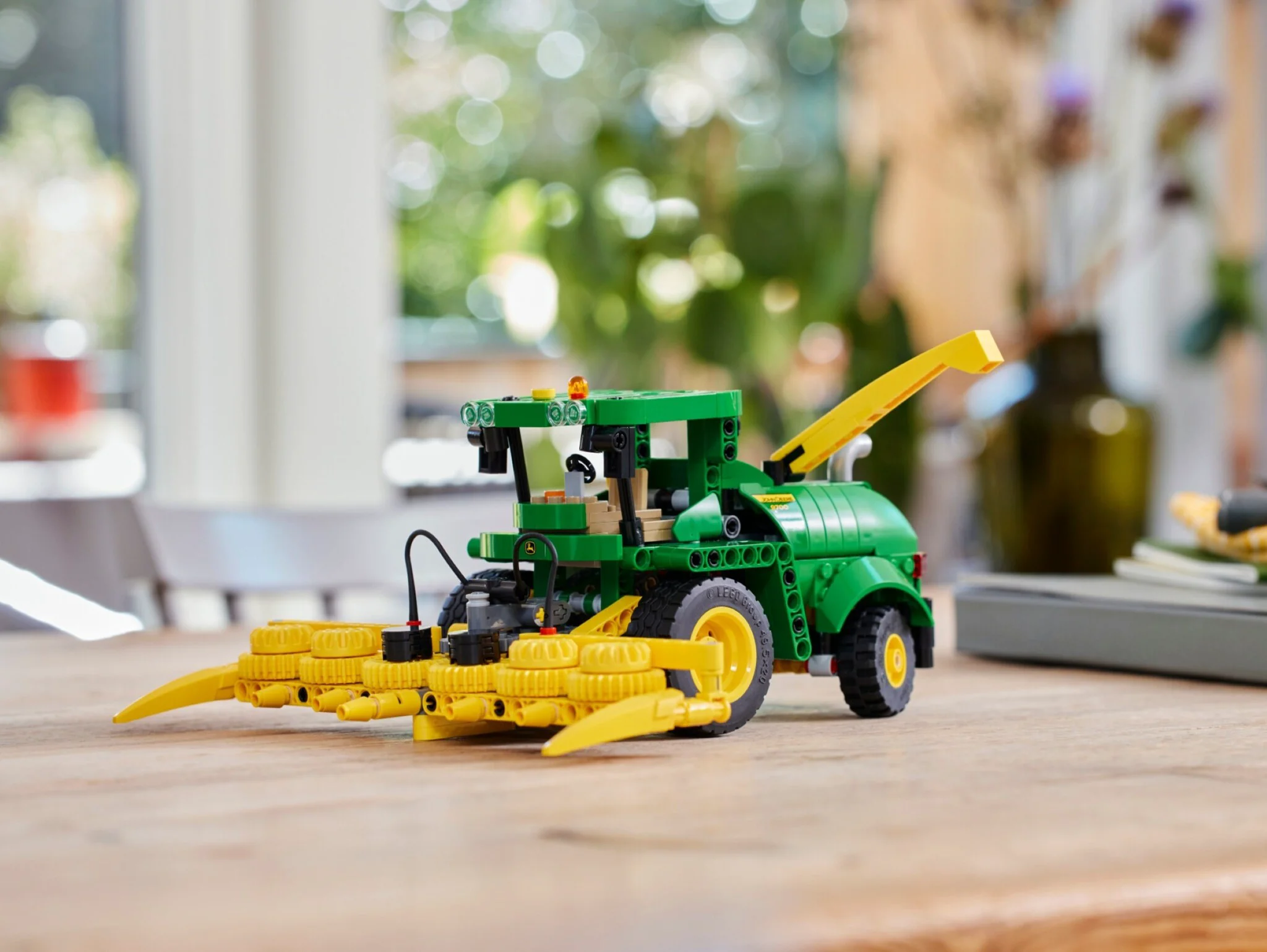 Конструктор LEGO Техник Кормоуборочный комбайн John Deere 9700 42168 