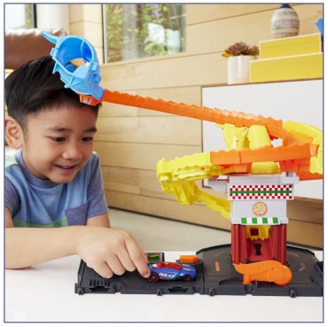 Набор Юный гонщик Hot Wheels HTN810