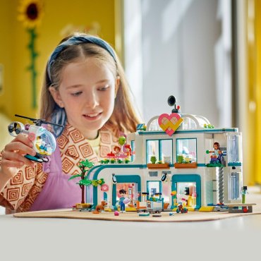 Конструктор LEGO Городская больница Хартлейк Friends 42621, деталей 1045 шт купить,NaN