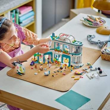 Конструктор LEGO Городская больница Хартлейк Friends 42621, деталей 1045 шт купить,NaN