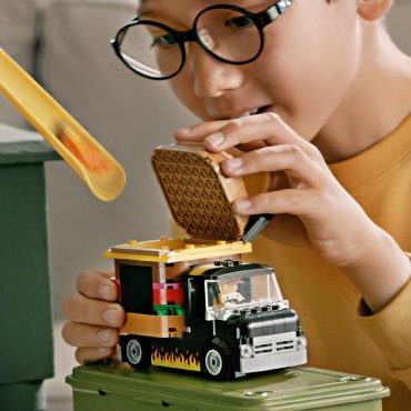 Конструктор LEGO Грузовик-бургер CITY 60404, деталей 194 шт
