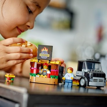 Конструктор LEGO Грузовик-бургер CITY 60404, деталей 194 шт