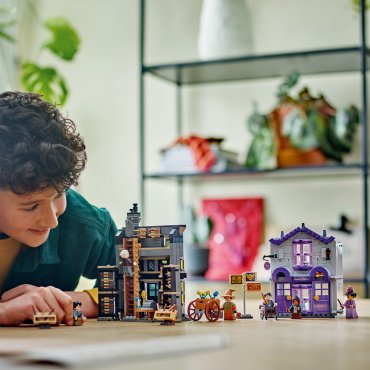 Конструктор LEGO Мантии Олливандера и мадам Малкин Harry Potter 76439, деталей 744 шт купить,0