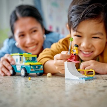 Конструктор LEGO Скорая помощь и сноубордист CITY 60403, деталей 79 шт