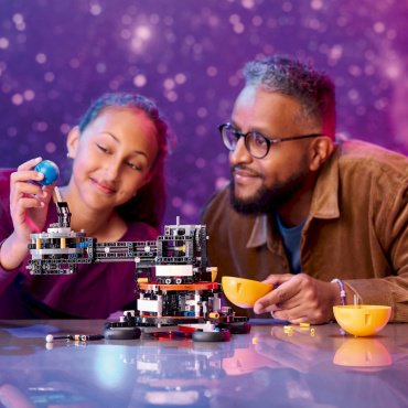 Конструктор LEGO Планета Земля и Луна на орбите Technic 42179, деталей 526 шт