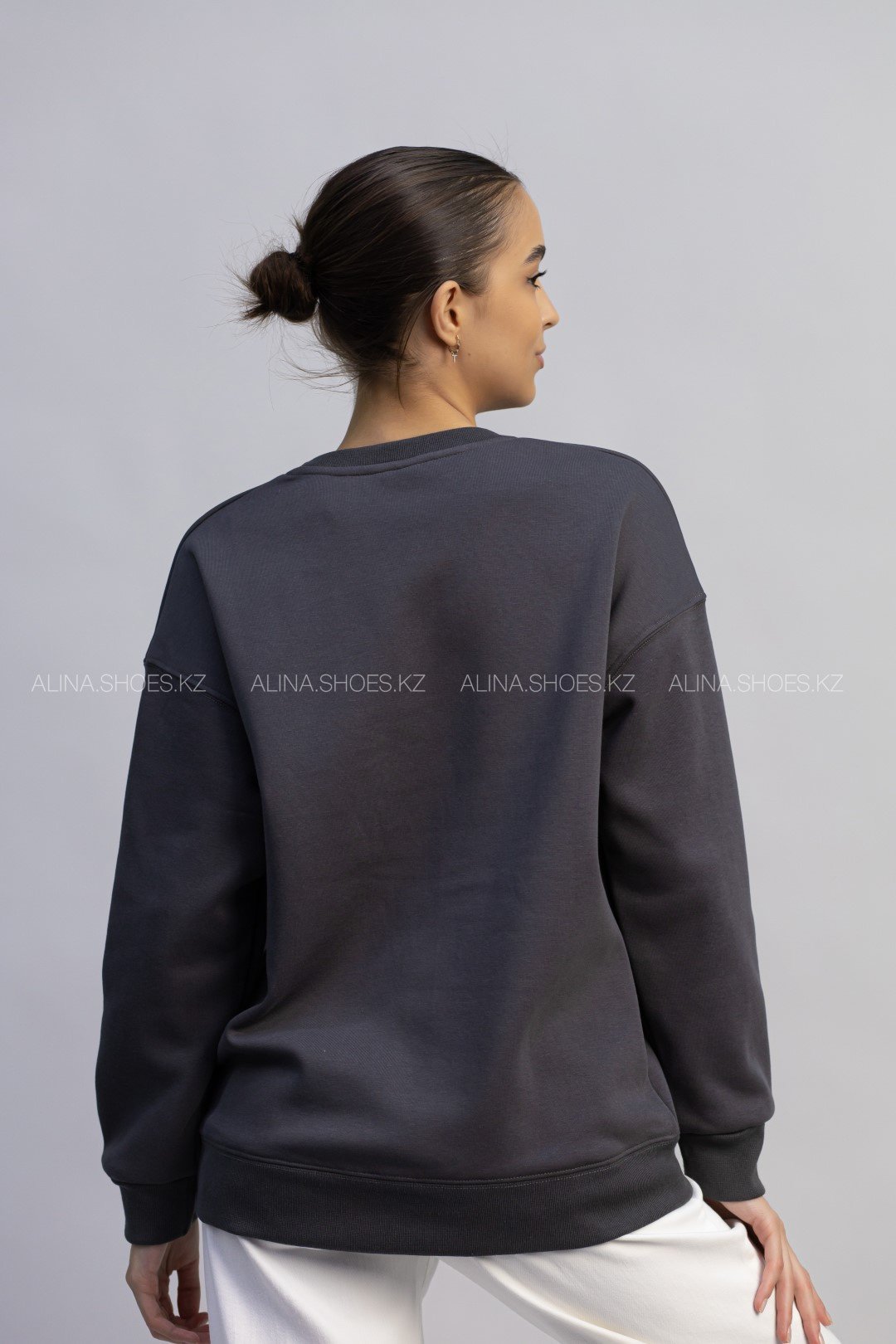 Свитшот alinashoes без принта графит 3XL купить,NaN