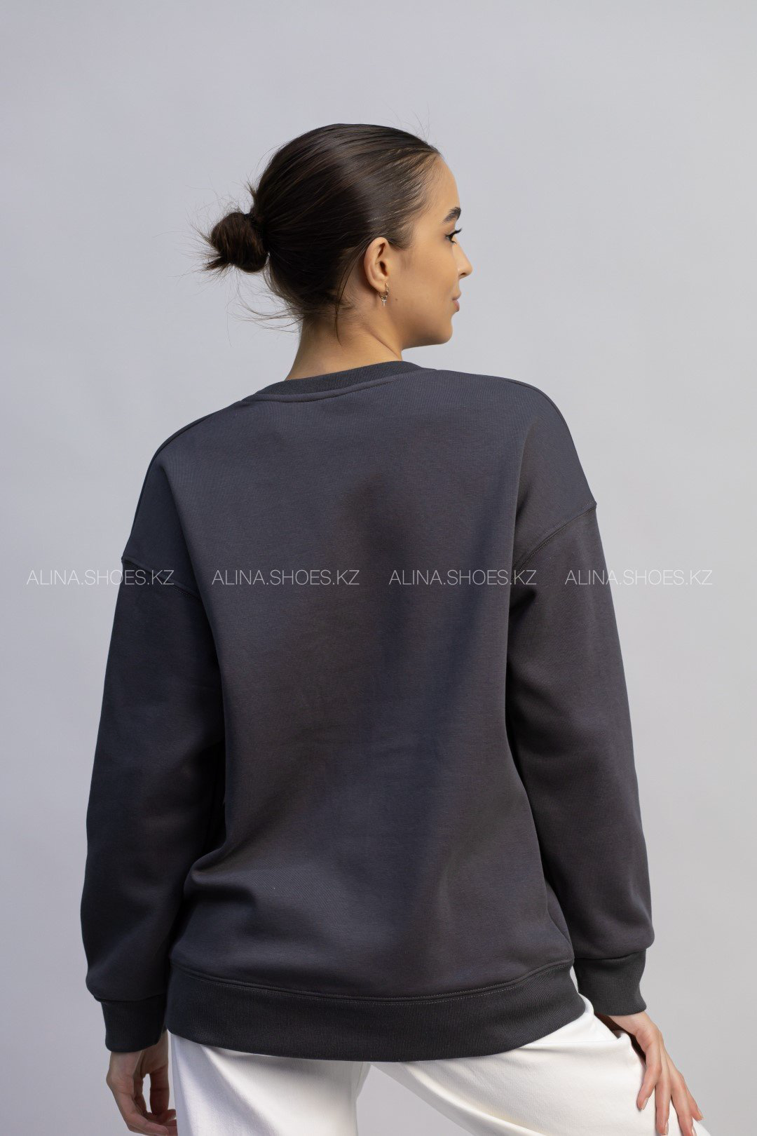Свитшот alinashoes без принта графит 3XL купить,NaN