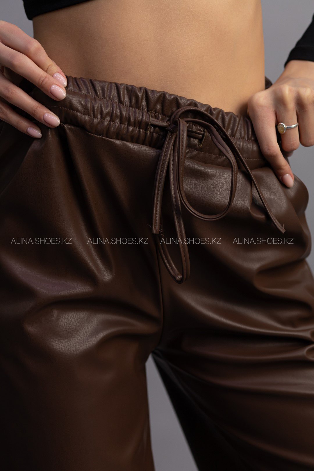 Кожаные брюки alinashoes коричневый купить,NaN