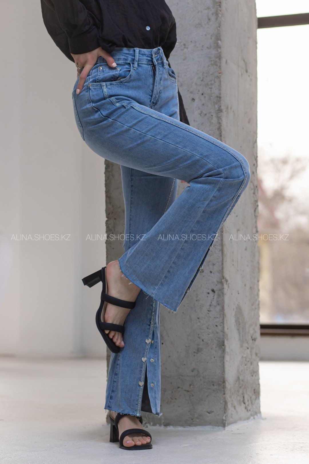 Джинсы клеш alinashoes голубой купить,NaN