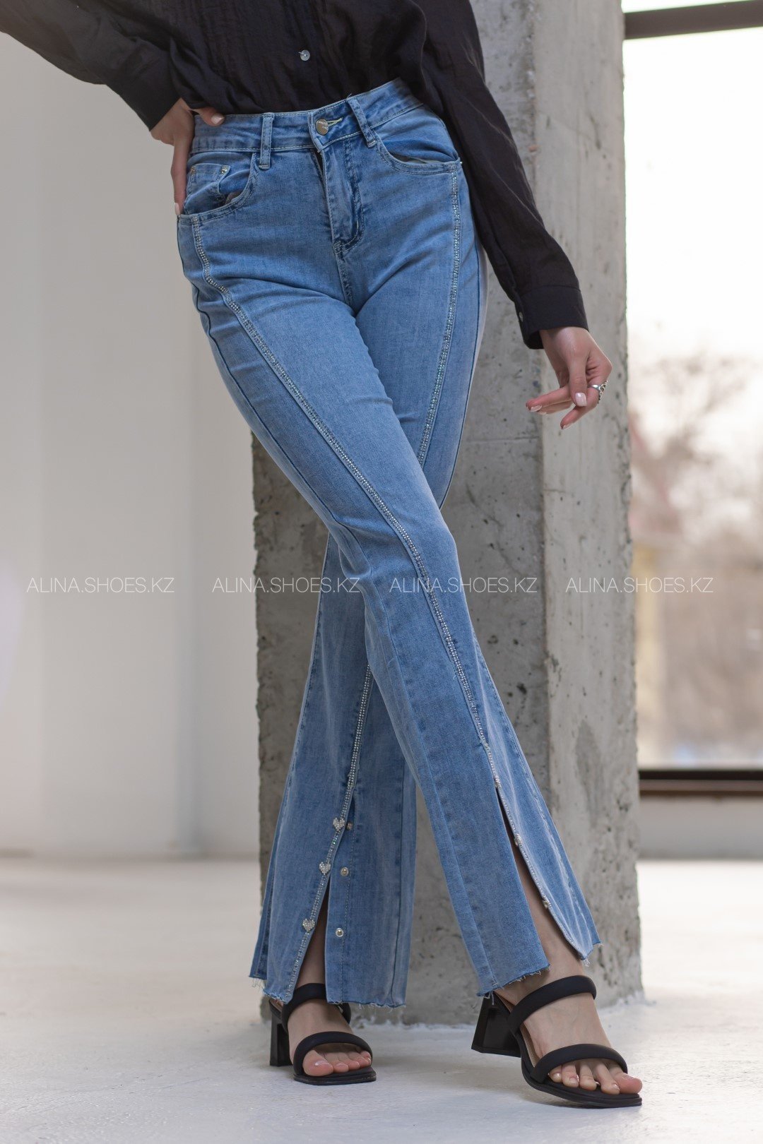 Джинсы клеш alinashoes голубой купить,NaN