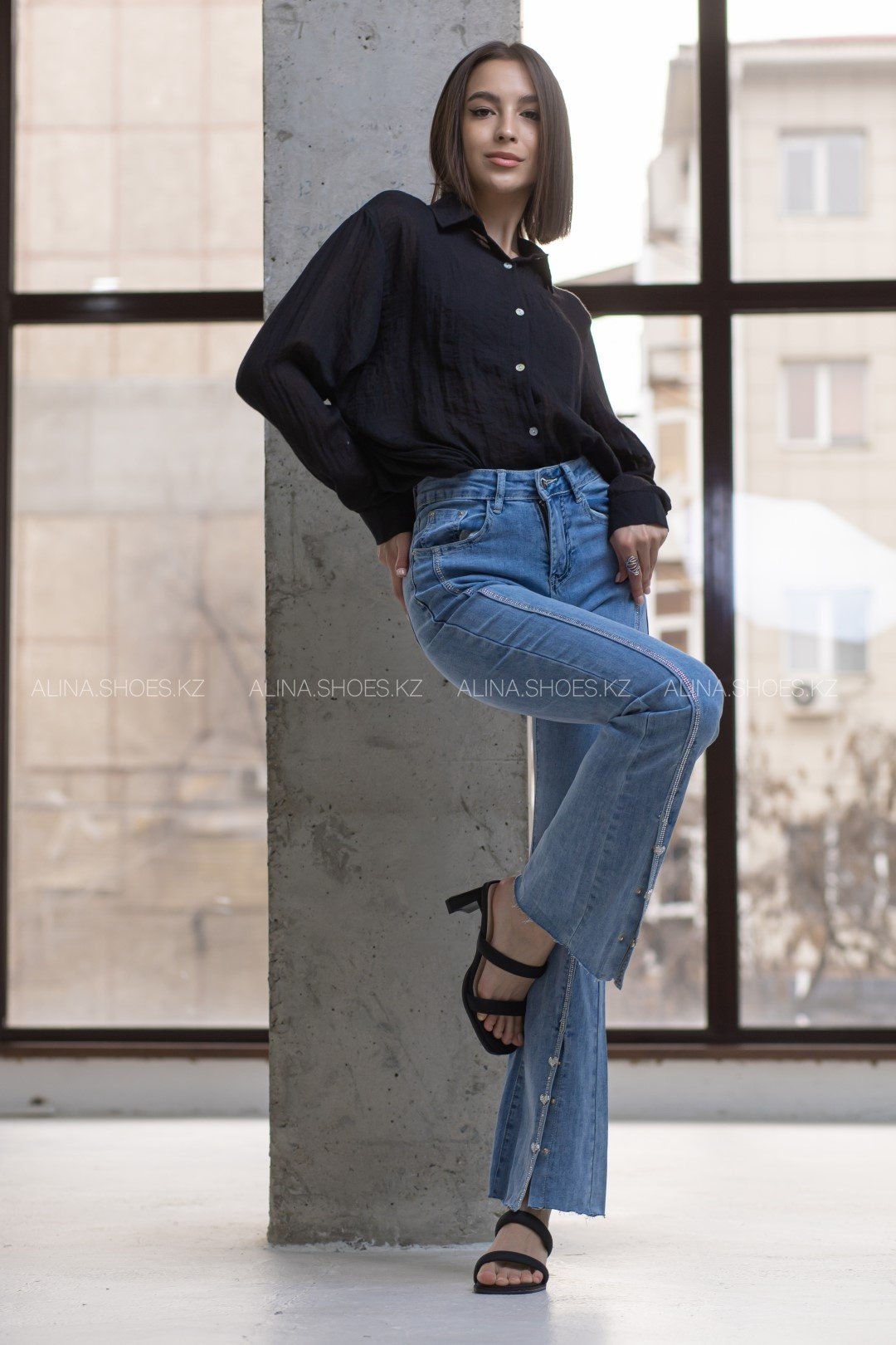 Джинсы клеш alinashoes голубой купить,NaN