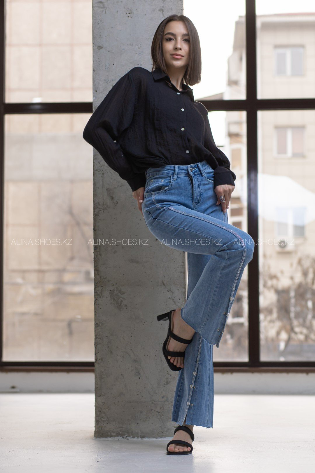 Джинсы клеш alinashoes голубой купить,NaN
