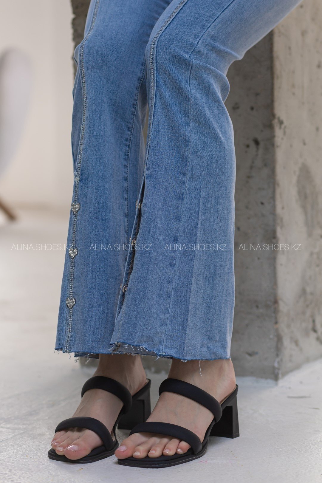 Джинсы клеш alinashoes голубой купить,NaN