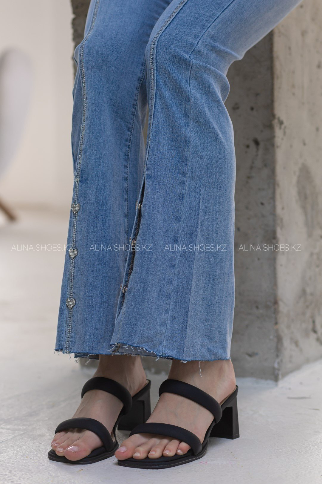 Джинсы клеш alinashoes голубой купить,NaN