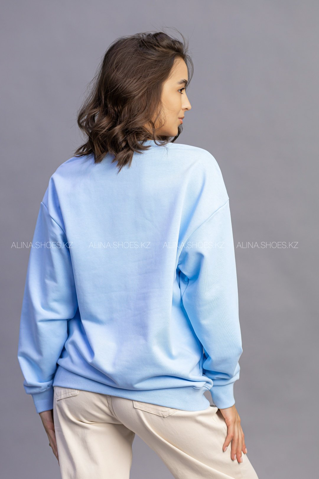 Свитшот alinashoes без принта голубой 2XL купить,NaN