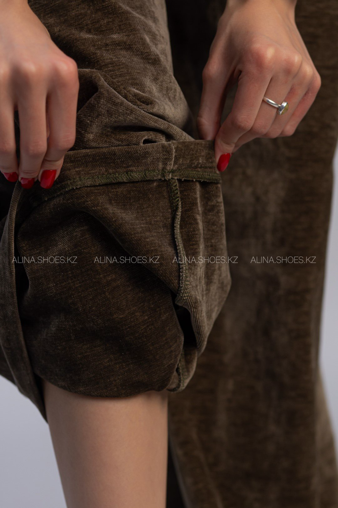 Повседневные брюки alinashoes хаки купить,NaN