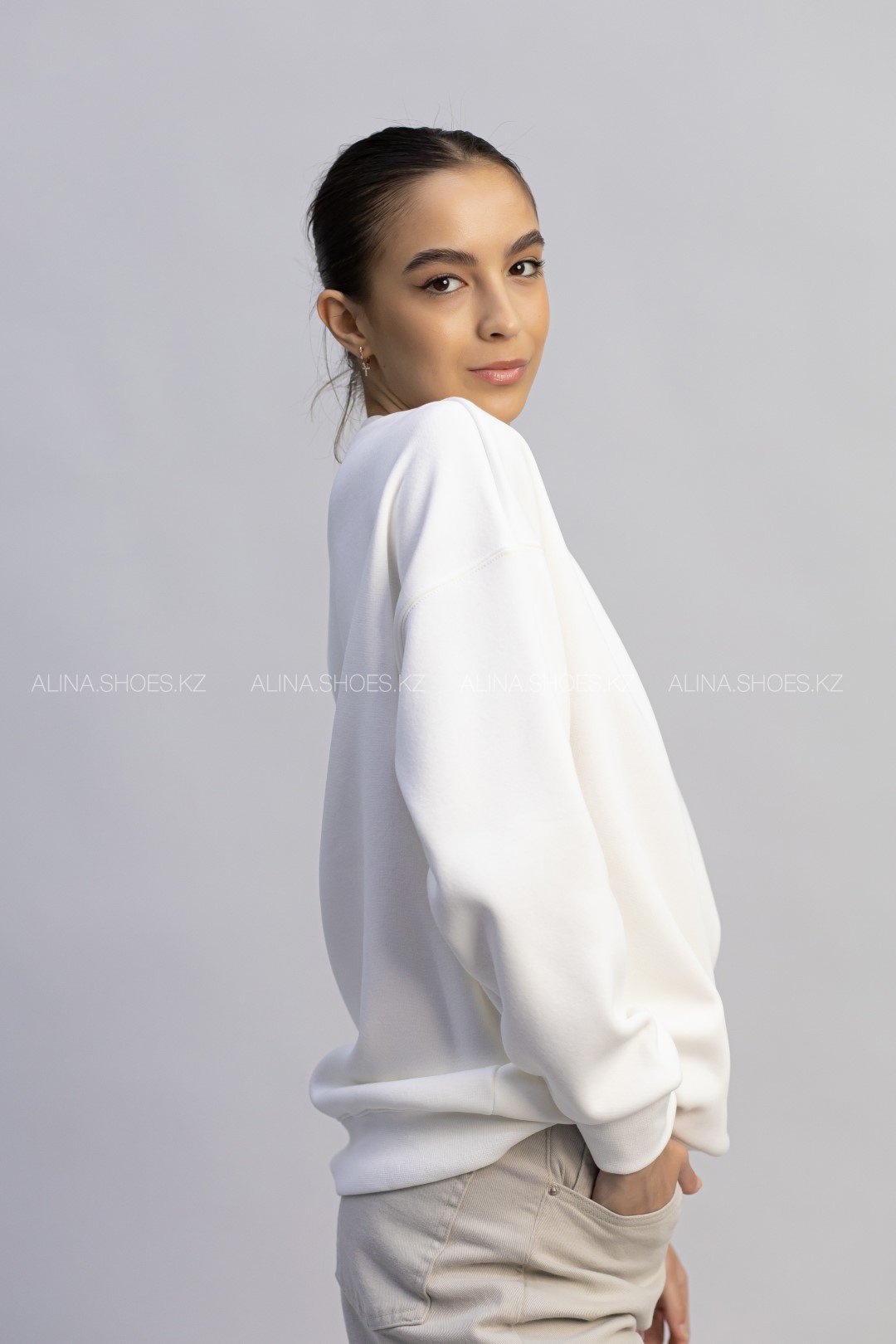 Свитшот alinashoes без принта белый 2XL купить,NaN