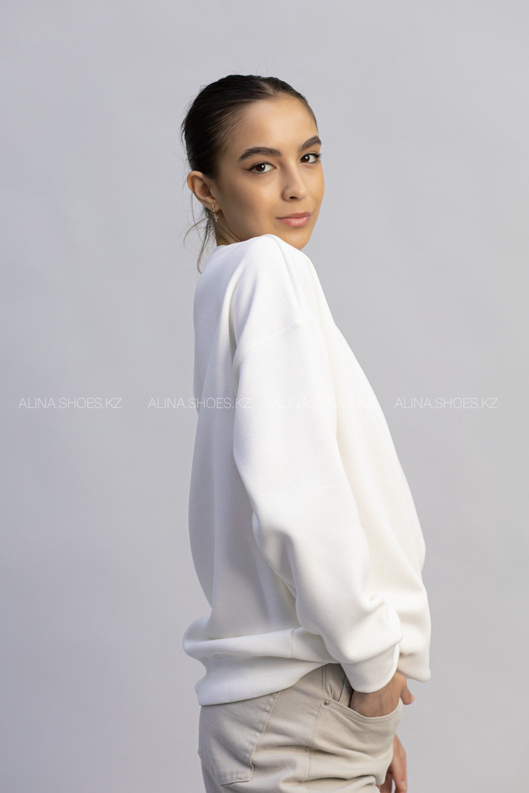 Свитшот alinashoes без принта белый 2XL купить,NaN